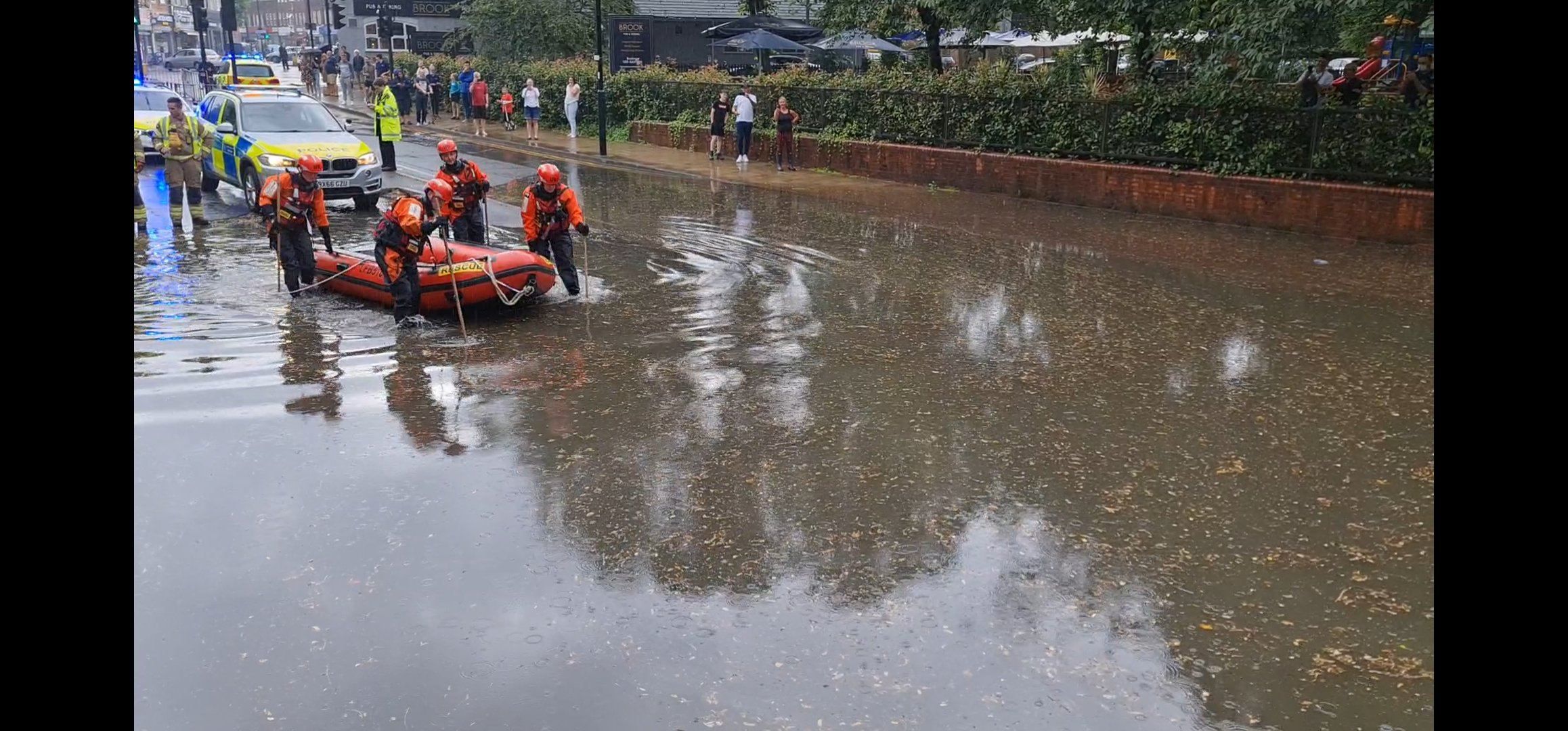 Негода у світі: повені у Великій Британії, пожежі у Італії – відео Негода у світі: повені у Великій Британії, пожежі у Італії – відео