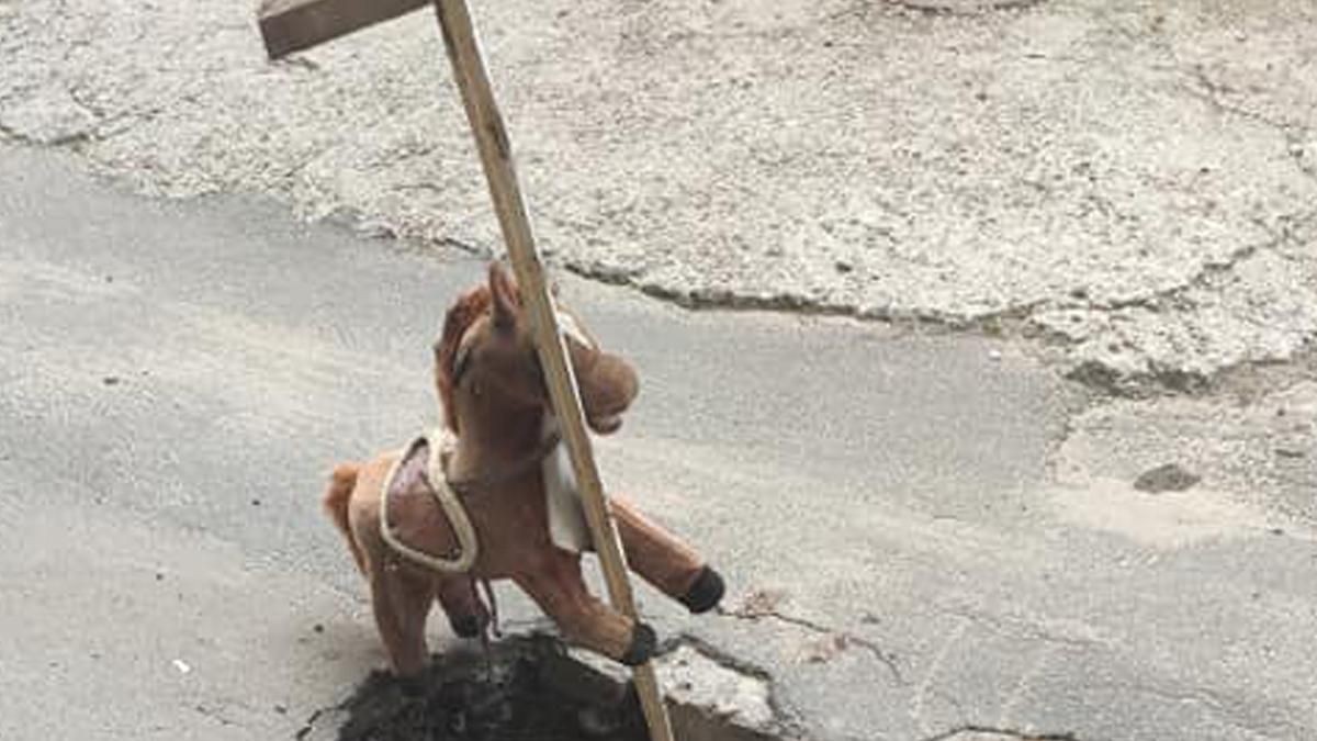 У Києві іграшковий коник попереджує водіїв про яму У Києві іграшковий коник попереджує водіїв про яму