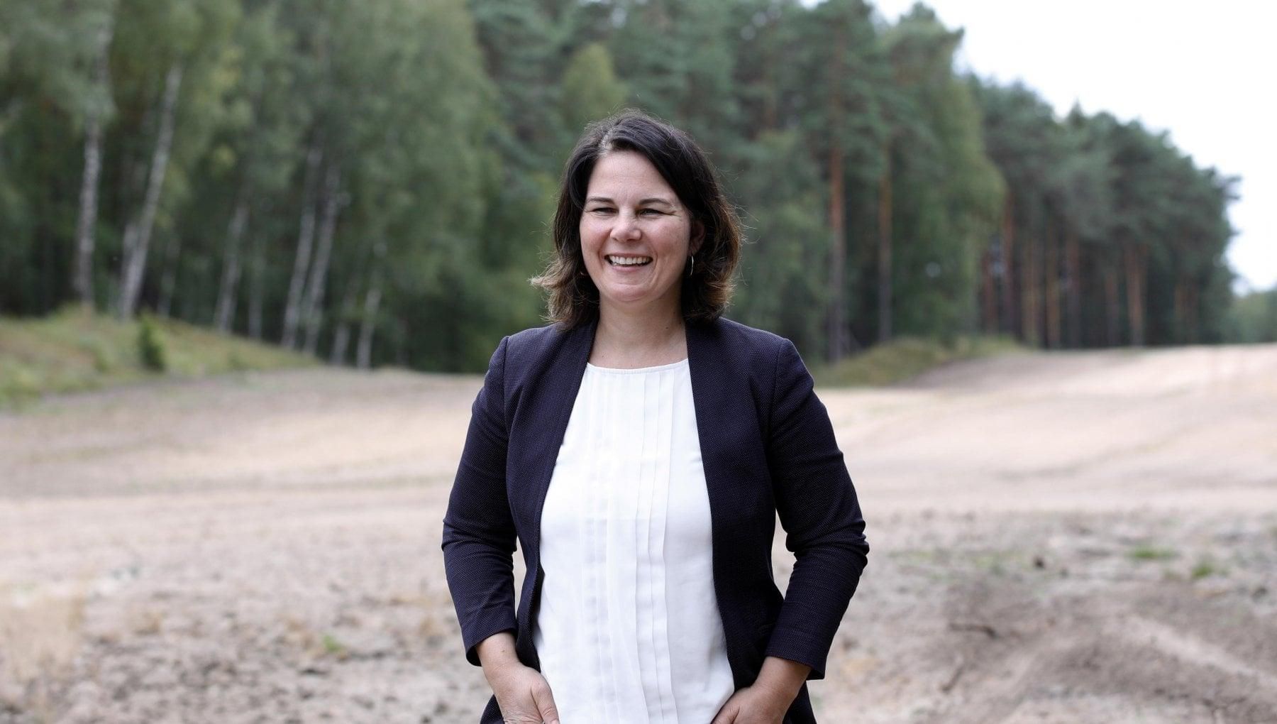 Кандидатка у канцлери Німеччини вибачилась за слово негр в інтерв'ю Кандидатка у канцлери Німеччини вибачилась за слово негр в інтерв'ю