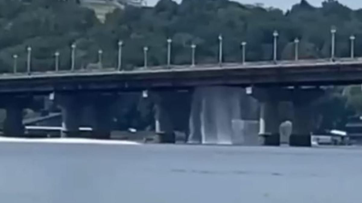 На мосту Патона у Києві знову утворився водоспад: 4 аварія за місяць