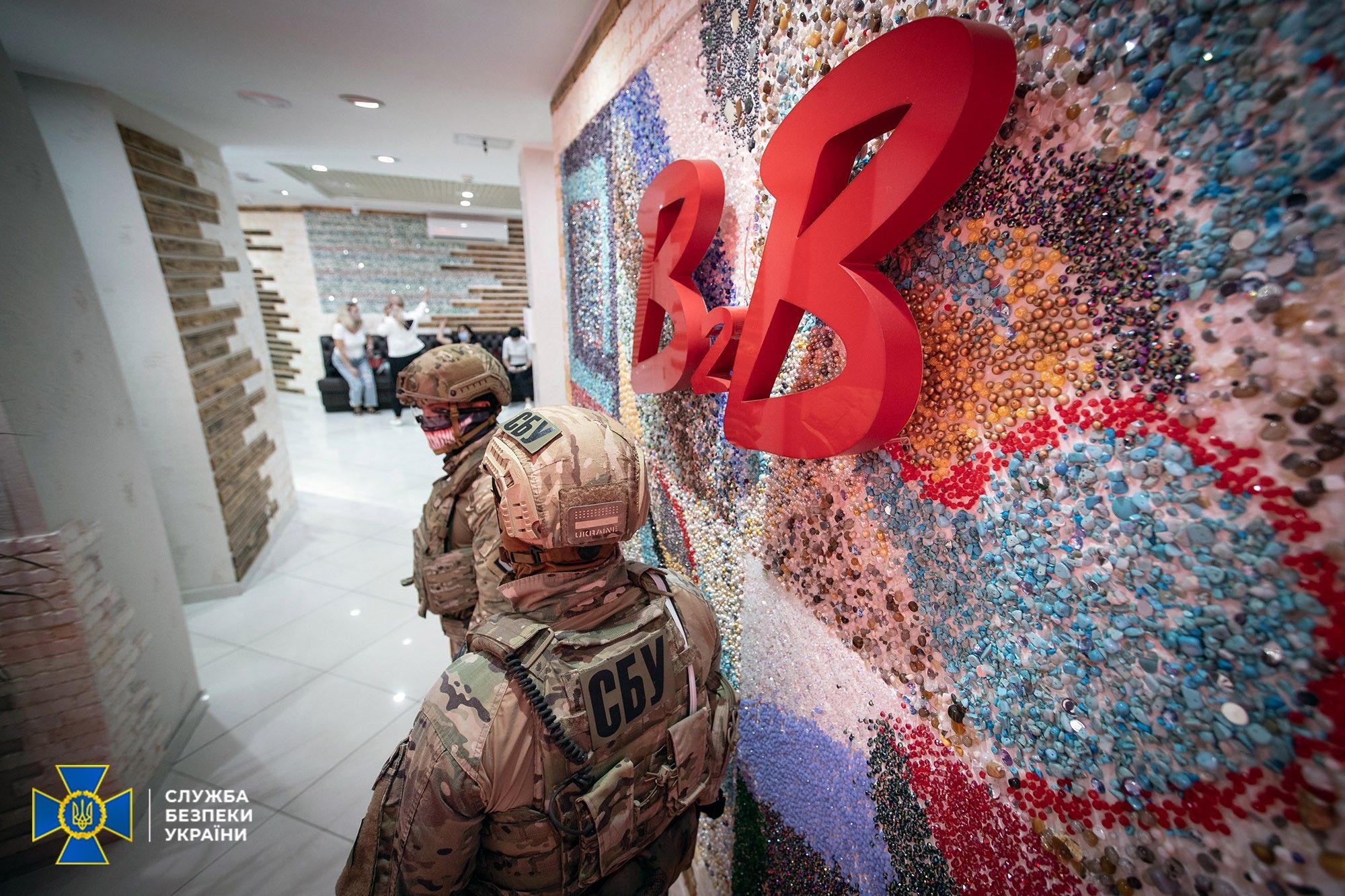 СБУ опечатала всі магазини B2B Jewelry: фото, відео СБУ опечатала всі магазини B2B Jewelry: фото, відео