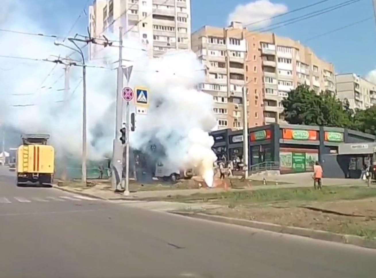 У Харкові на Салтовці з-під землі вирвався стовп вогню: відео