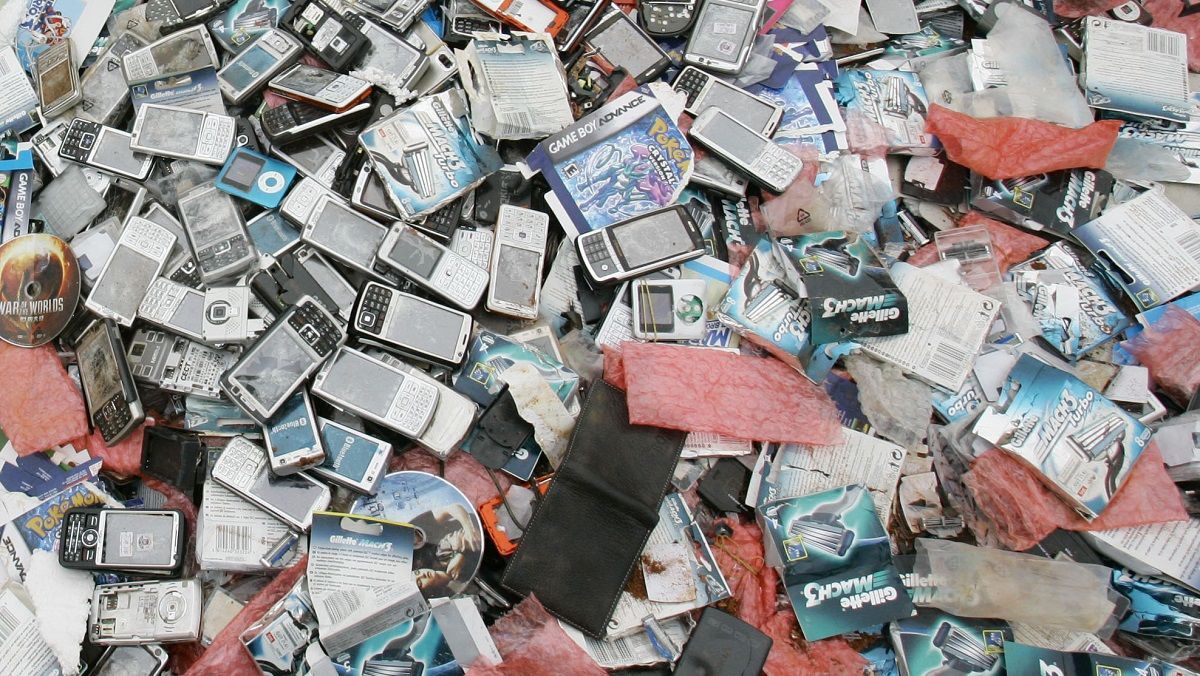 Чому не можна викидати старі смартфони у сміття