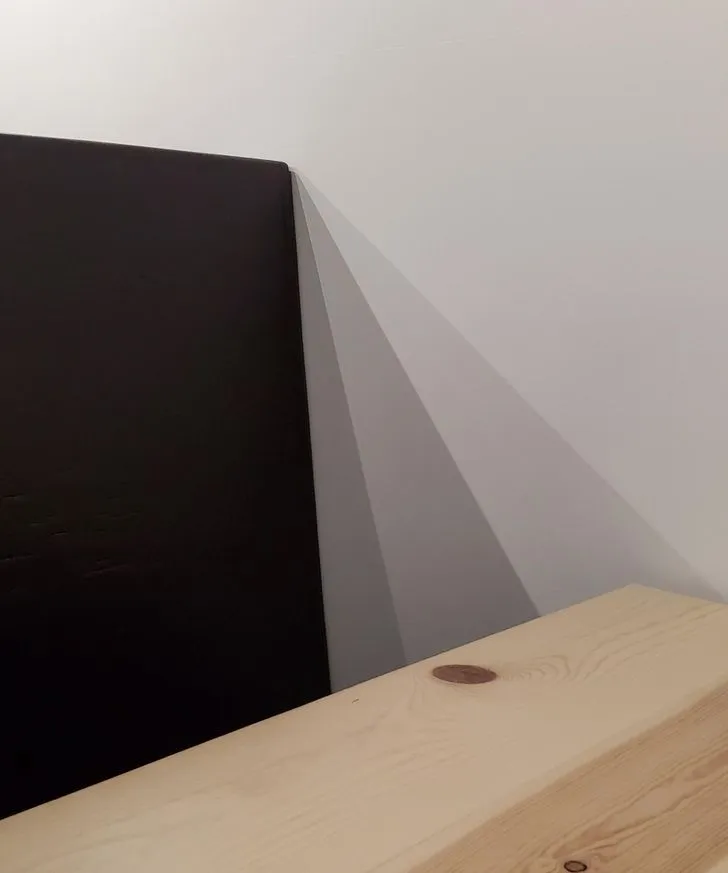 Тень от дивана составила идеальный спектр серого цвета Тень от дивана составила идеальный спектр серого цвета