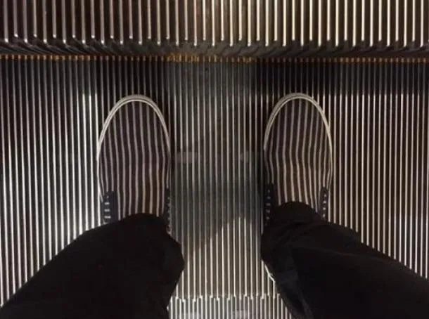 Взуття чудово пасує до сходинок ескалатора 