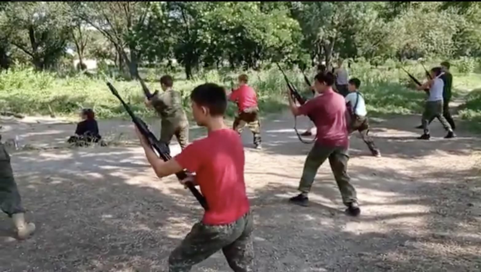 "Боевые отряды Путина": офицер ВСУ показал детей в Крыму с оружием в руках "Боевые отряды Путина": офицер ВСУ показал детей в Крыму с оружием в руках