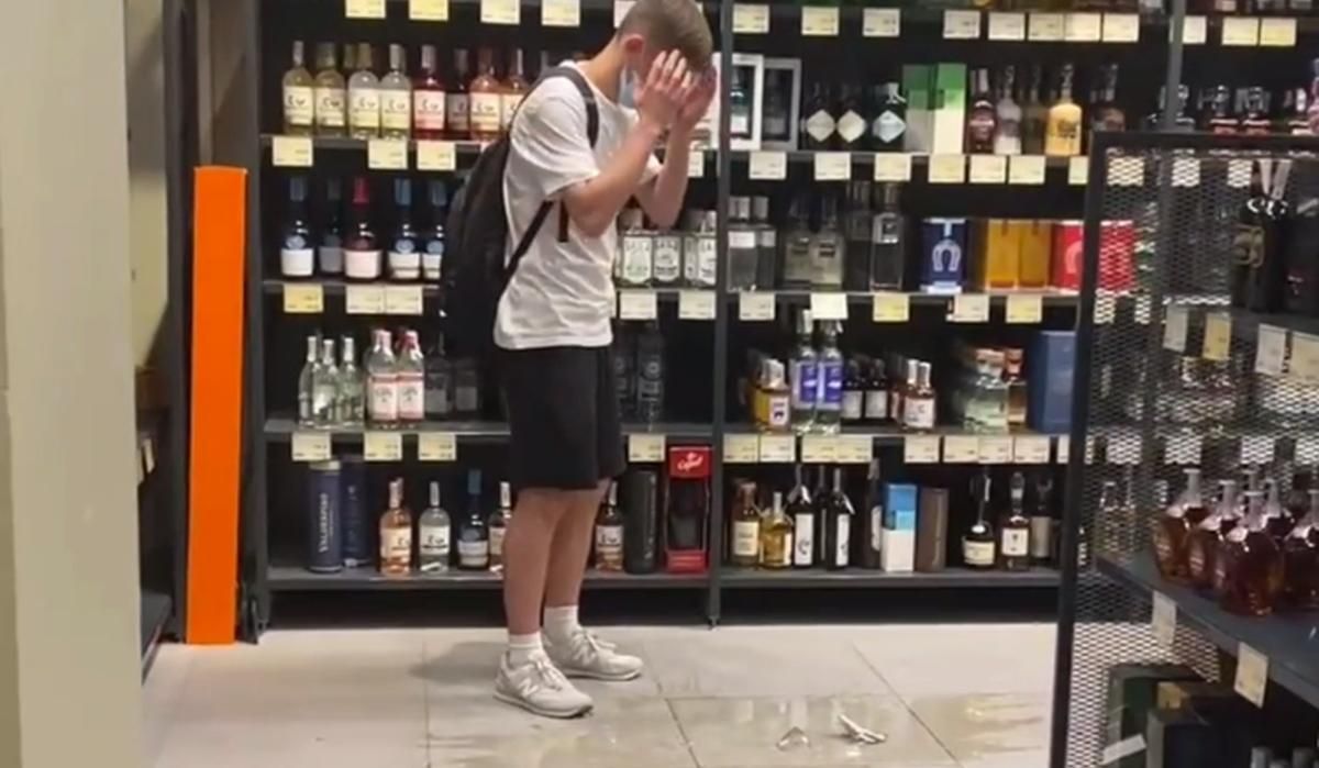 В Киеве тиктокер разбил бутылку виски за 205 тысяч гривен В Киеве тиктокер разбил бутылку виски за 205 тысяч гривен