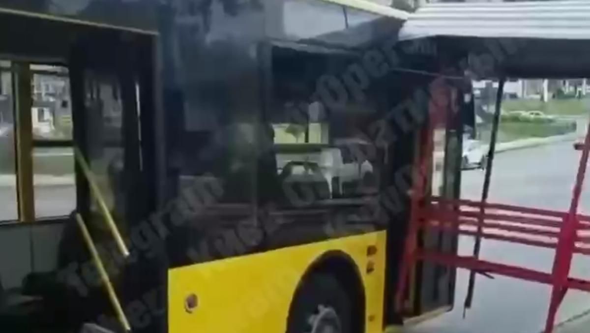 У Києві зупинка врізалася у тролейбус