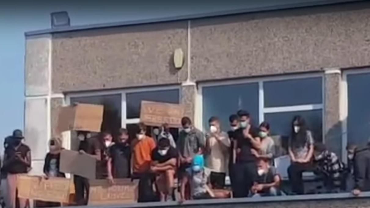 У Литві нелегальні мігранти розпочали бунт: відео У Литві нелегальні мігранти розпочали бунт: відео