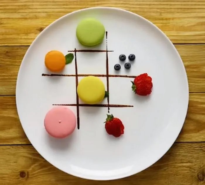 Шоколадні квадрати на тарілці Шоколадні квадрати на тарілці