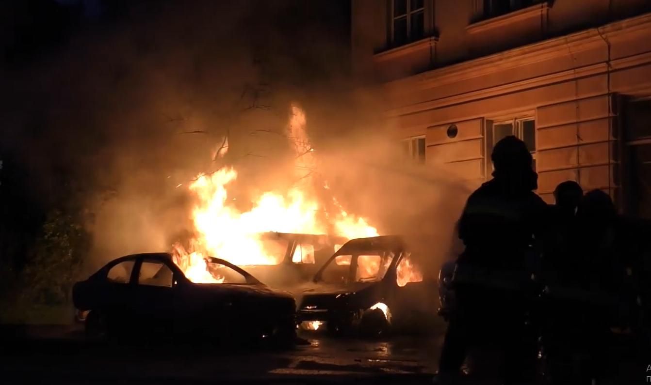 Через пожежа біля медуніверситету у Львові горіли авто: відео