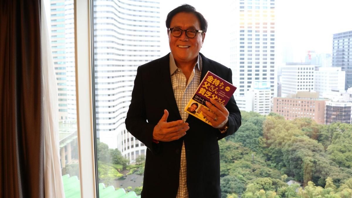 Роберт Кийосаки со своей книгой Роберт Кийосаки со своей книгой