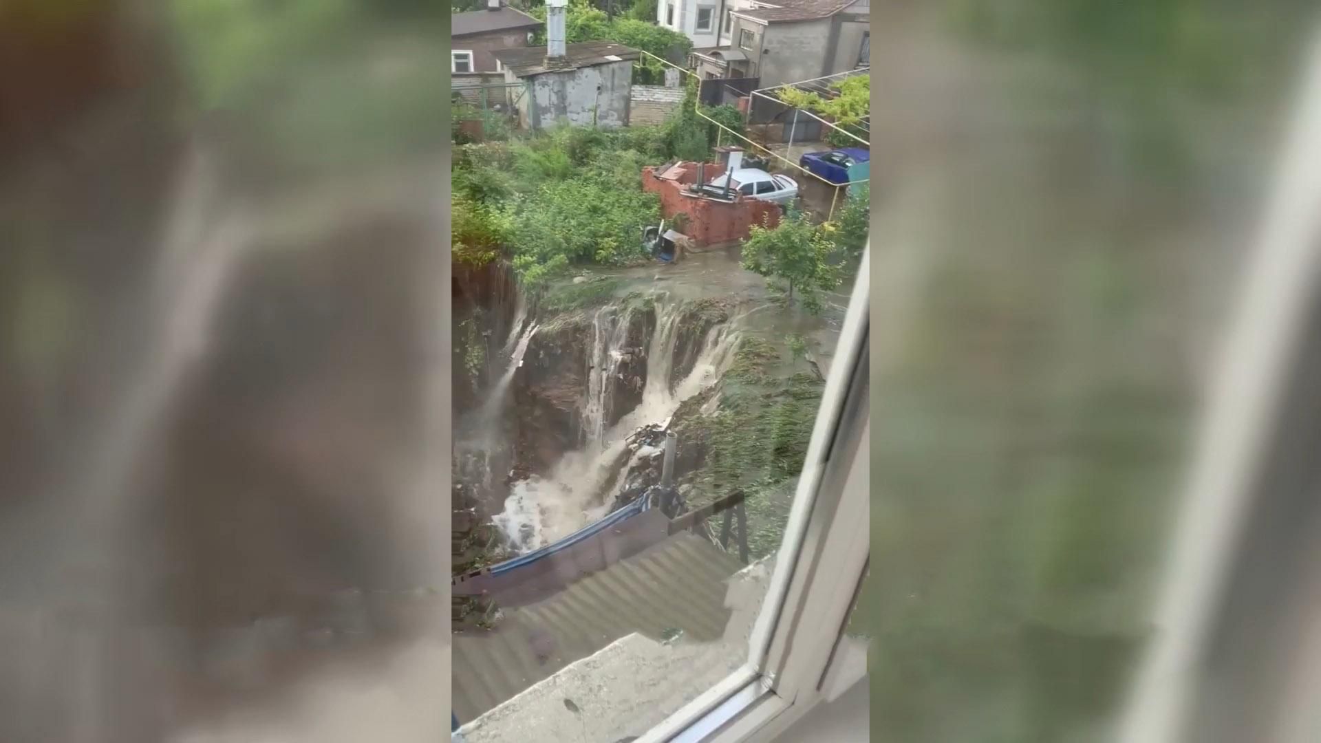 В Одесі приватний будинок повис над прірвою: моторошні наслідки зливи В Одесі приватний будинок повис над прірвою: моторошні наслідки зливи