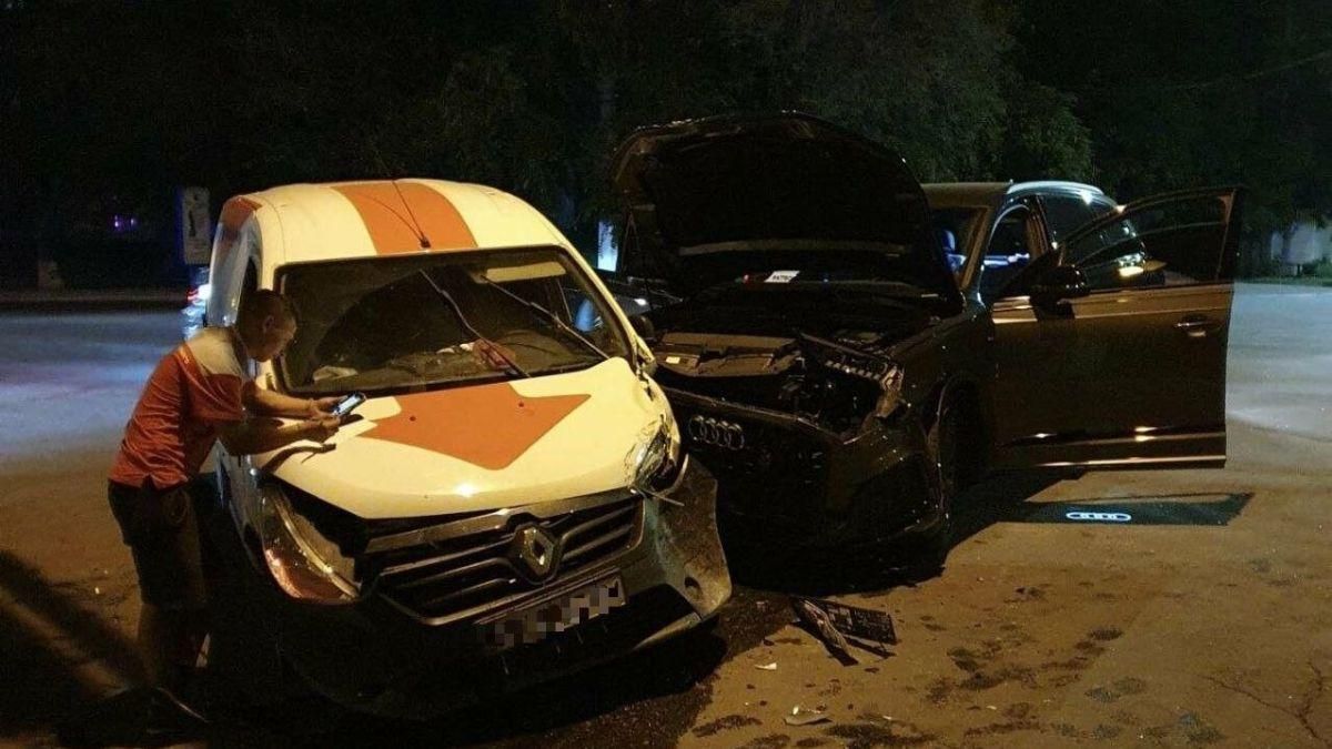 Не работал светофор: в Мариуполе авто Новой почты попало в ДТП Не работал светофор: в Мариуполе авто Новой почты попало в ДТП