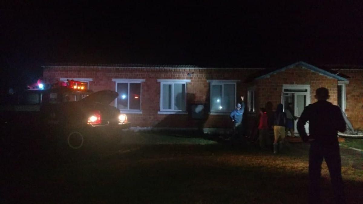 Гасили всю ніч: на Рівненщині через удар блискавки загорілась школа Гасили всю ніч: на Рівненщині через удар блискавки загорілась школа