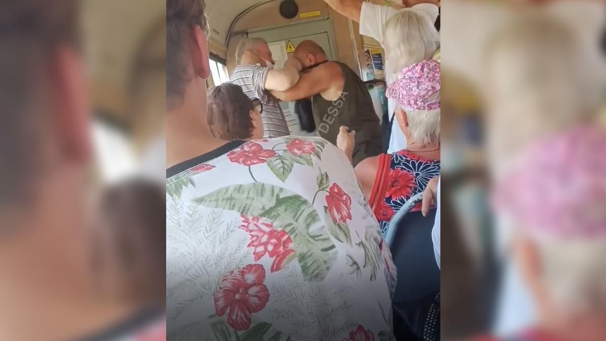 Дедушки подрались за место в трамвае в Одессе: видео
