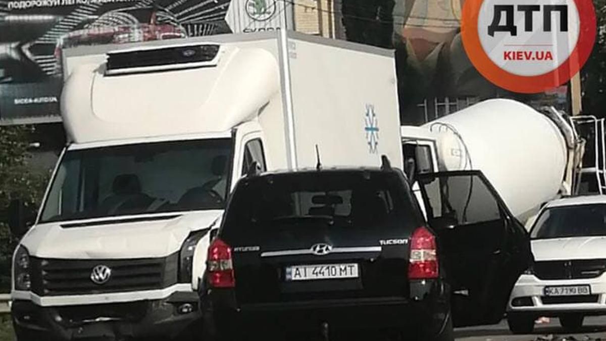 В Киеве на Харьковском шоссе произошло ДТП: пострадали 3 автомобиля В Киеве на Харьковском шоссе произошло ДТП: пострадали 3 автомобиля