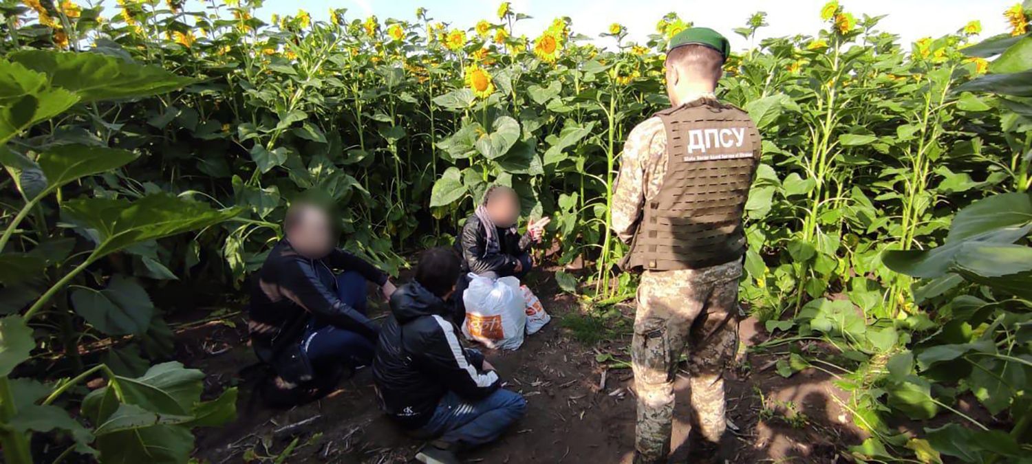 Кримінальних авторитетів зі списку РНБО затримали на кордоні з Росією 
