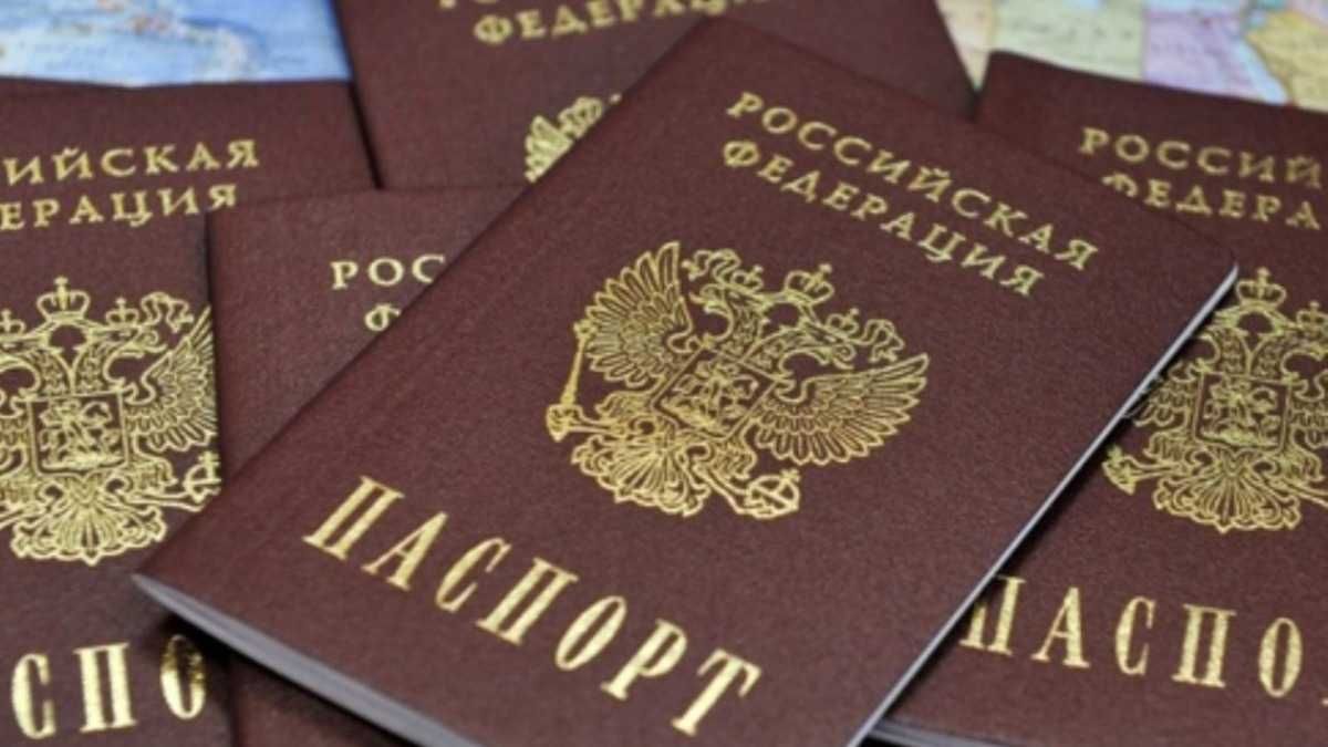 Російські паспорти на Донбасі: українців каратимуть за відмову