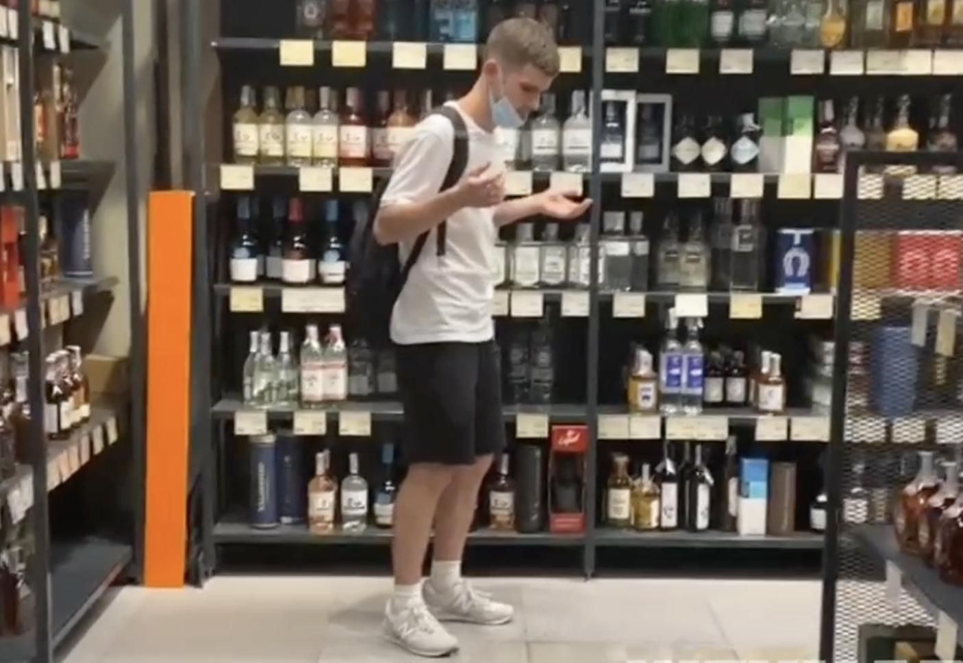 Скандал с разбитой бутылкой виски в Киеве оказался постановкой Скандал с разбитой бутылкой виски в Киеве оказался постановкой