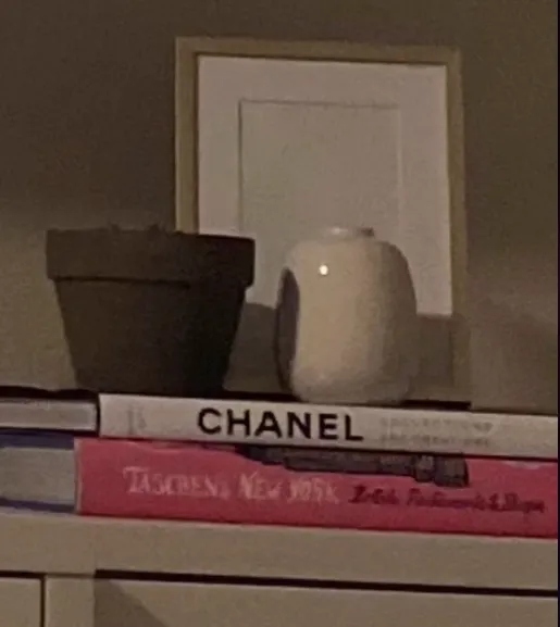 На столике был книга На столике был книга