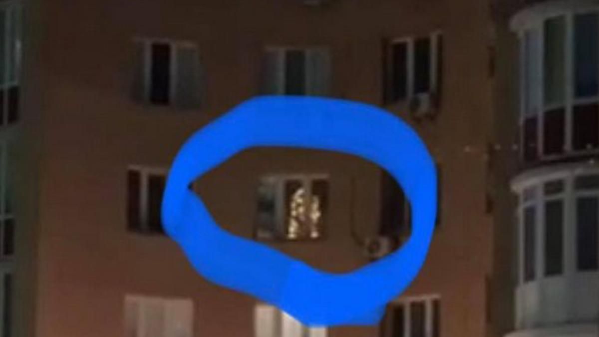 У Києві на Оболоні хтось досі не розібрав новорічну ялинку У Києві на Оболоні хтось досі не розібрав новорічну ялинку