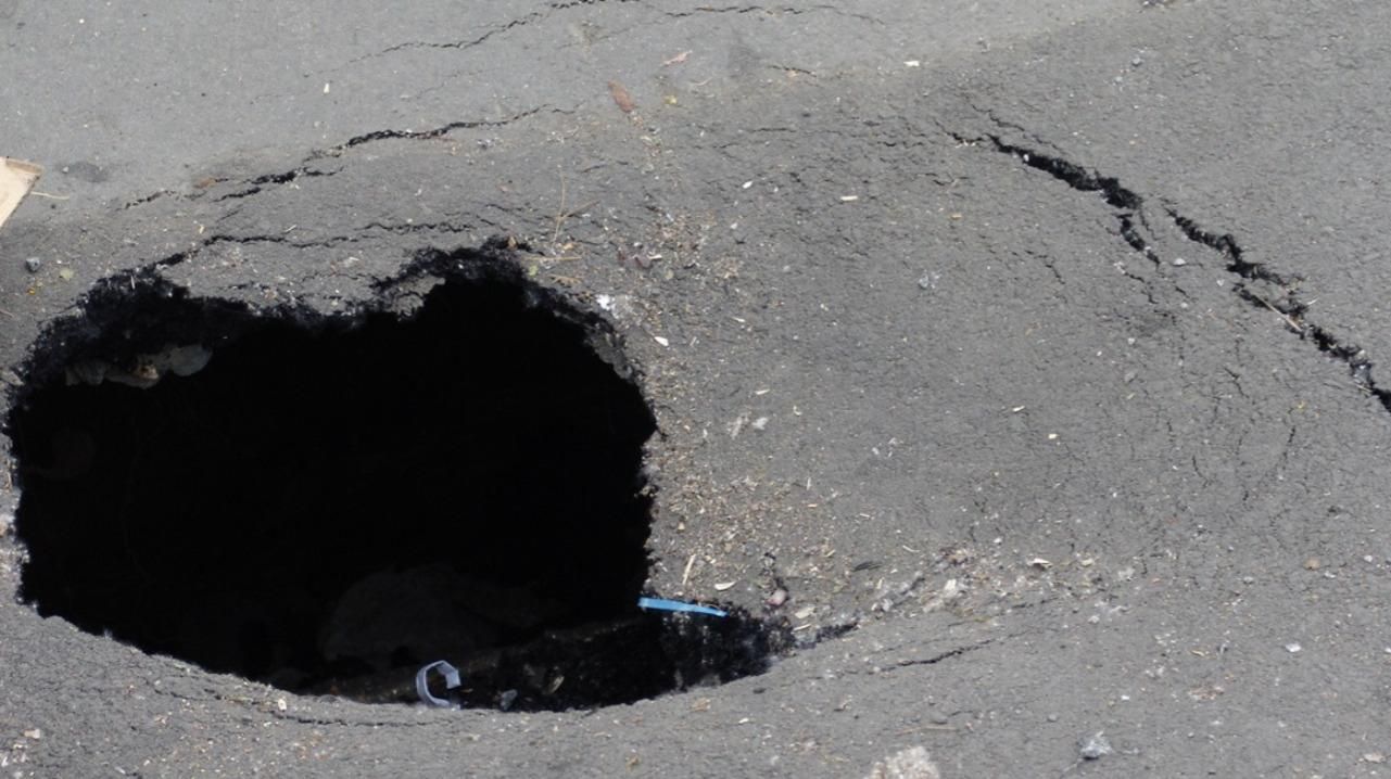 В Кривом Роге женщина провалилась под землю посреди города - фото В Кривом Роге женщина провалилась под землю посреди города - фото