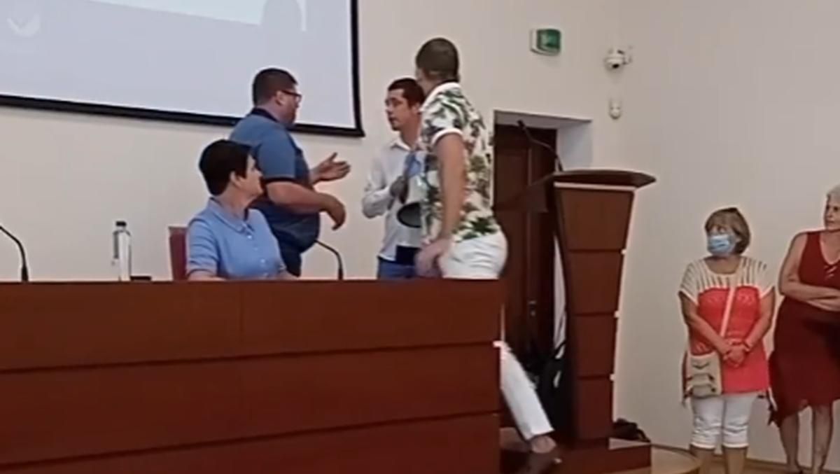 Мэр Украинки подрался с активистом во время сессии горсовета
