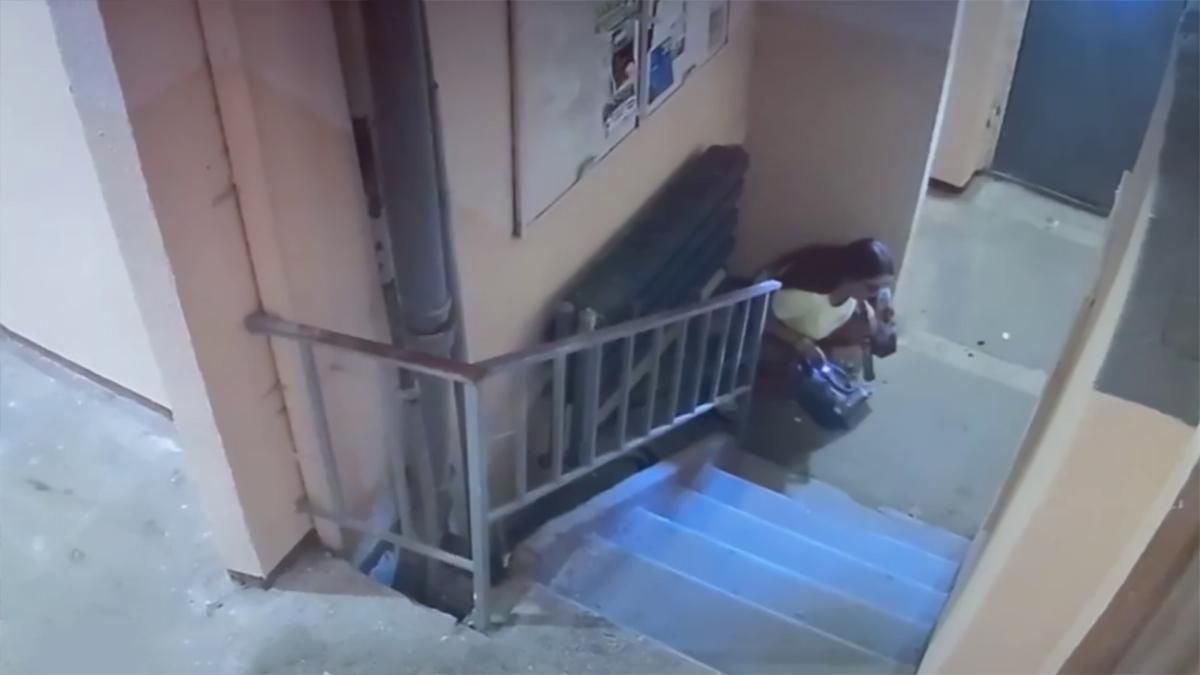 Сходила в туалет у під'їзді в Харкові: зняли на відео  