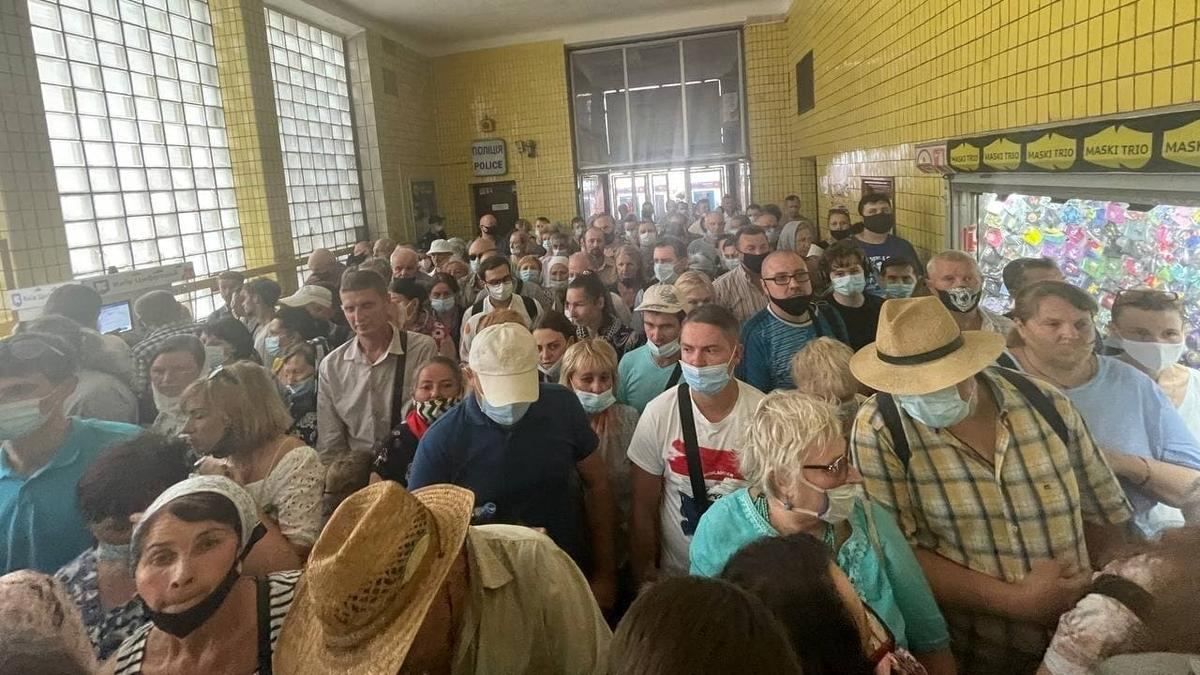 После Крестного хода в Киеве 27 июля 2021 верующие образовали коллапс в метро: видео