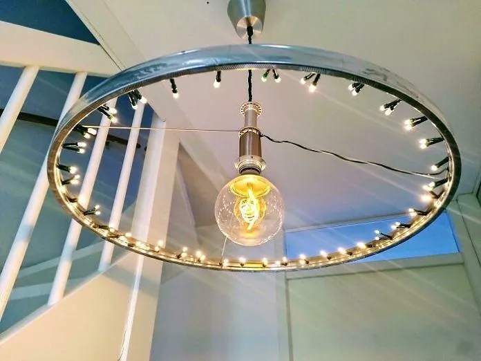 Лампа зі старого велосипедного колеса Лампа зі старого велосипедного колеса