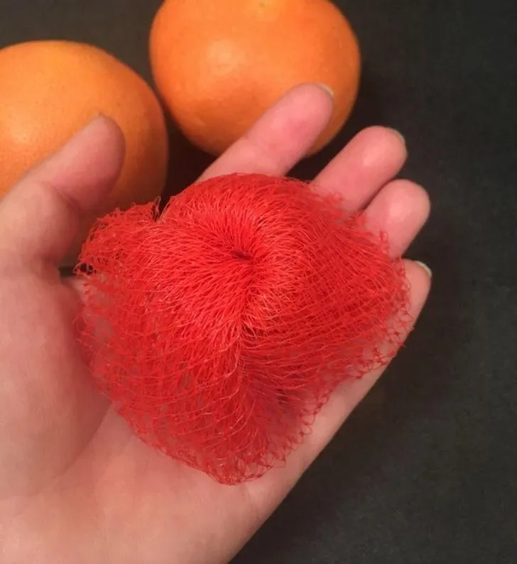 Сітка від грейпфруту стала мочалкою Сітка від грейпфруту стала мочалкою