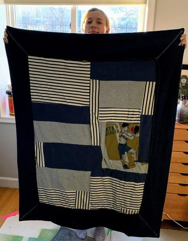 Дівчина зробила круте покривало зі старих футболок Дівчина зробила круте покривало зі старих футболок