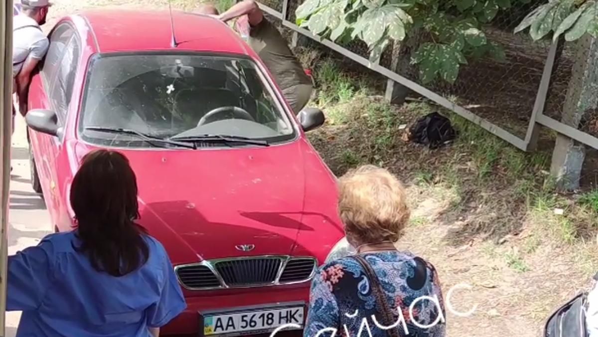 У Києві водій та пасажири трамваю штовхали з колій припарковану машину У Києві водій та пасажири трамваю штовхали з колій припарковану машину