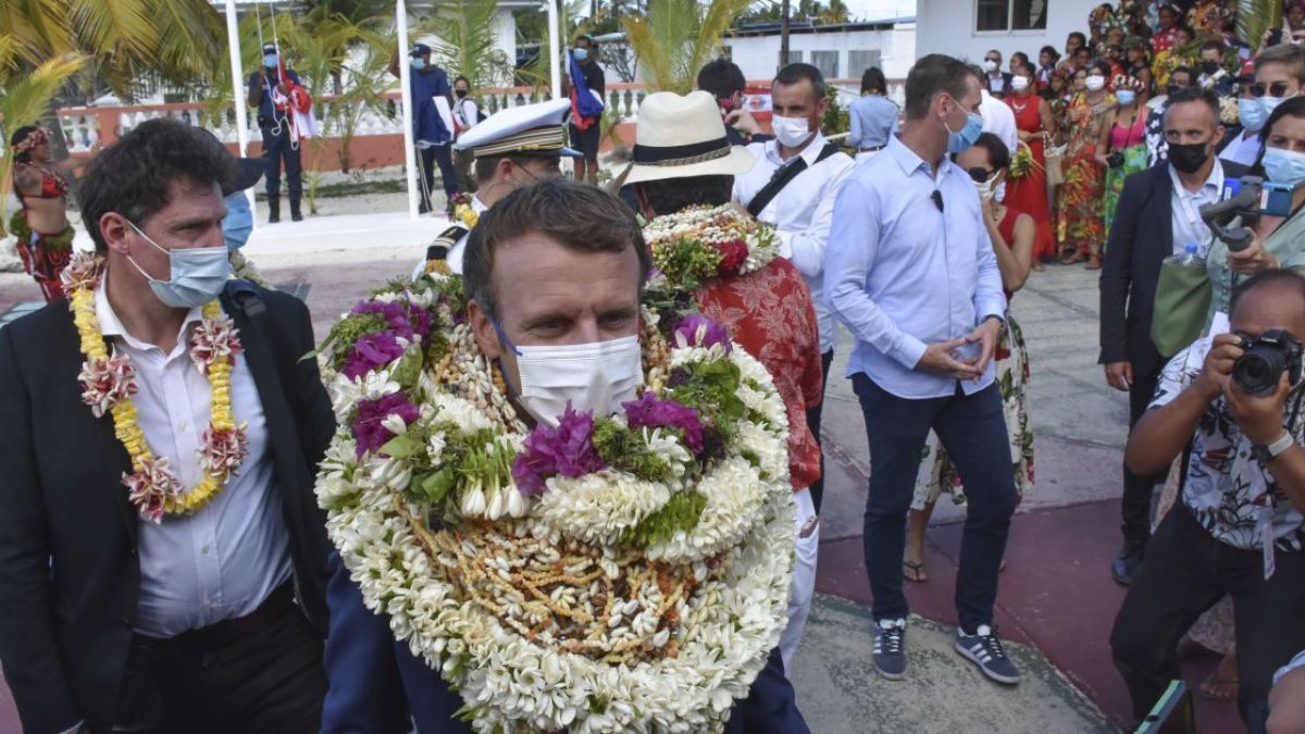 Макрона завалили вінками з квітами у Французькій Полінезії: відео Макрона завалили вінками з квітами у Французькій Полінезії: відео