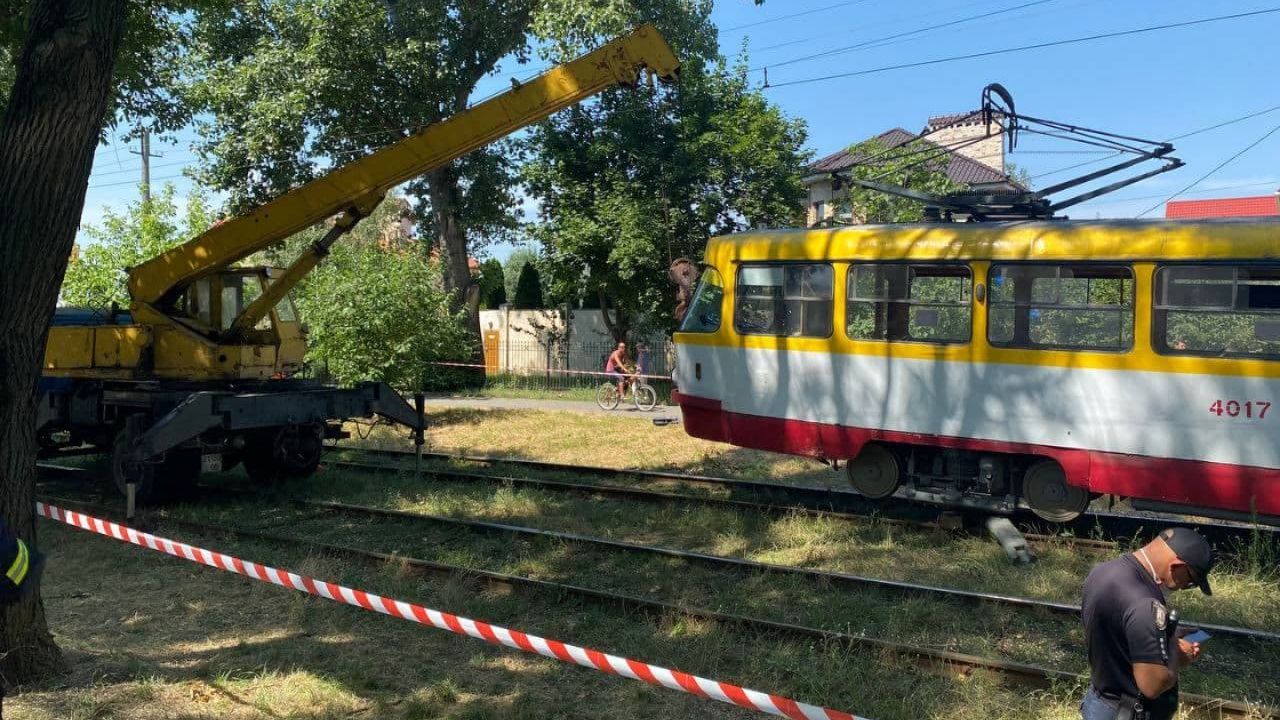 Трамвай переїхав людину в Одесі: косили траву – відео 18+