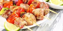 Як приготувати курячий шашлик у духовці: рецепти на шпажках та на решітці