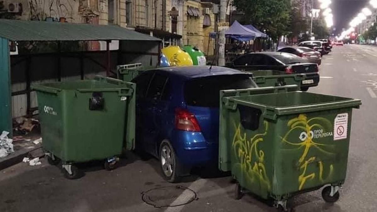 У Києві водій сміттєвоза покарав героя парковки