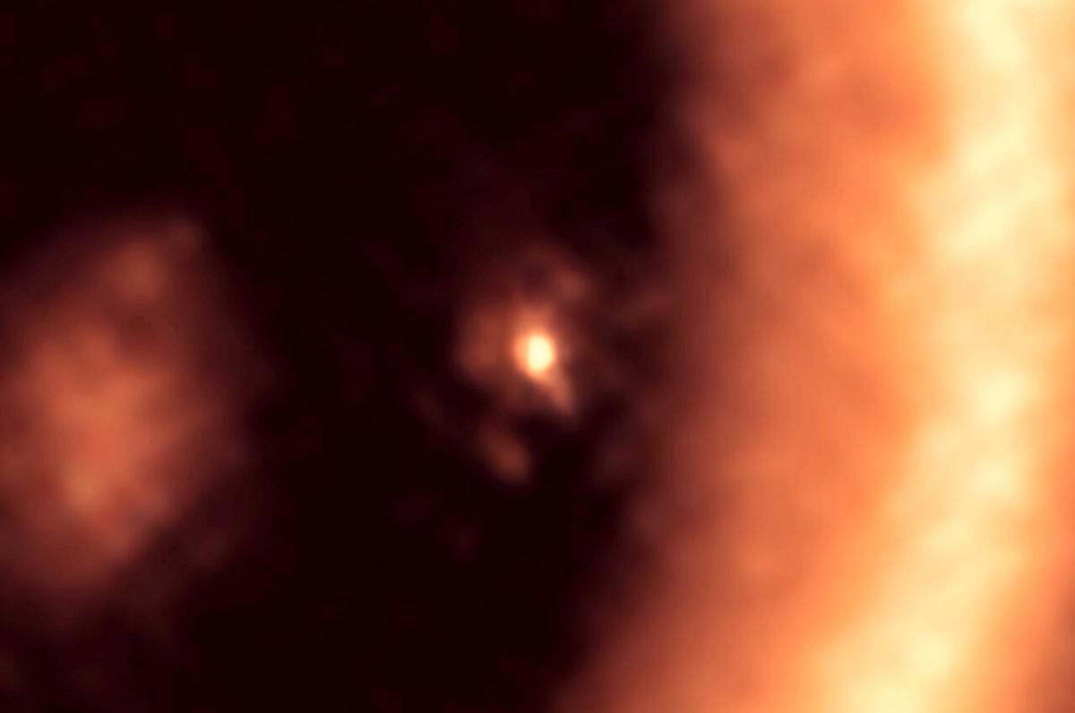 Вчені отримали чіткі знімки диску газу й пилу біля екзопланети