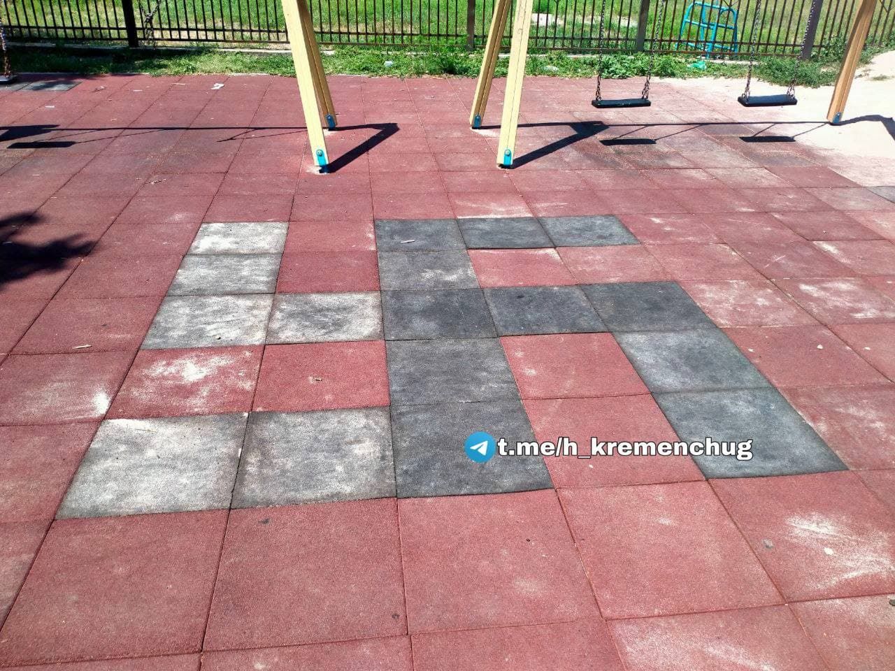 В Кременчуге на детской площадке появилась свастика В Кременчуге на детской площадке появилась свастика