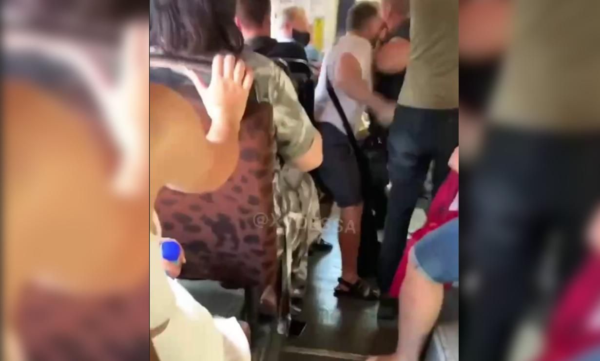 Побилися в маршрутці в Одесі: яка причина – відео Побилися в маршрутці в Одесі: яка причина – відео