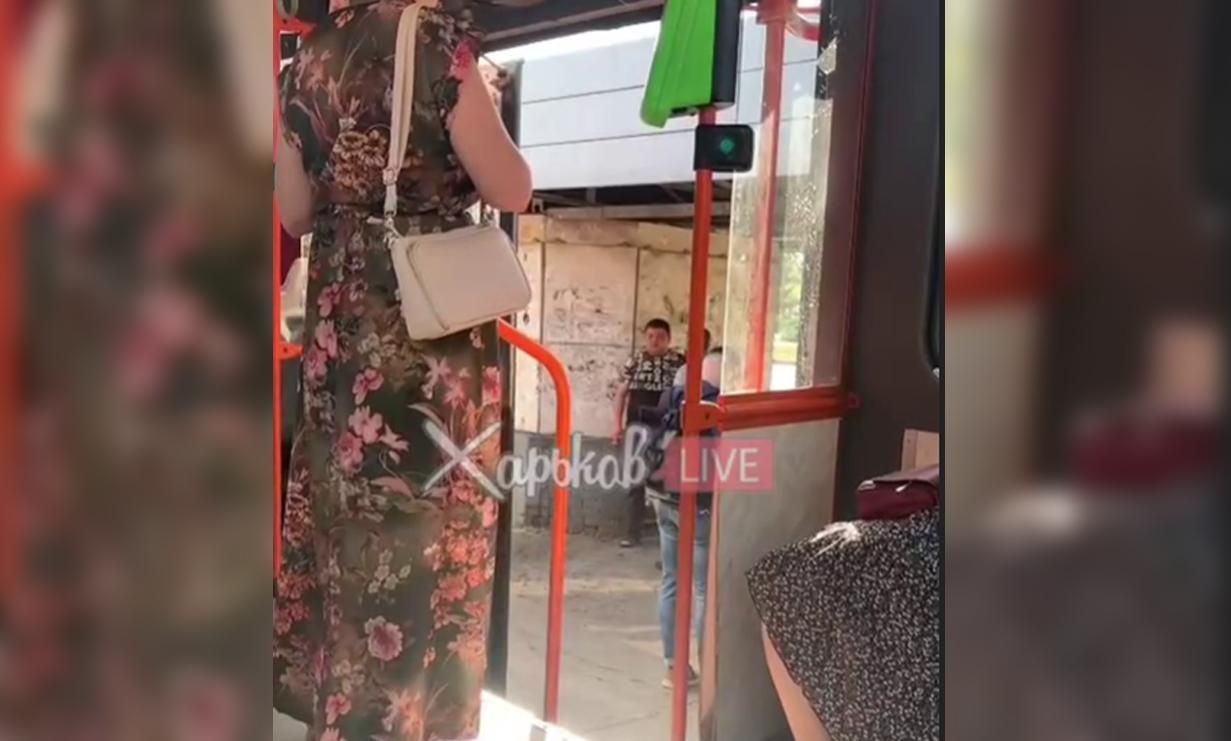 Водій зупинив трамвай, щоб покурити з другом у Харкові: відео