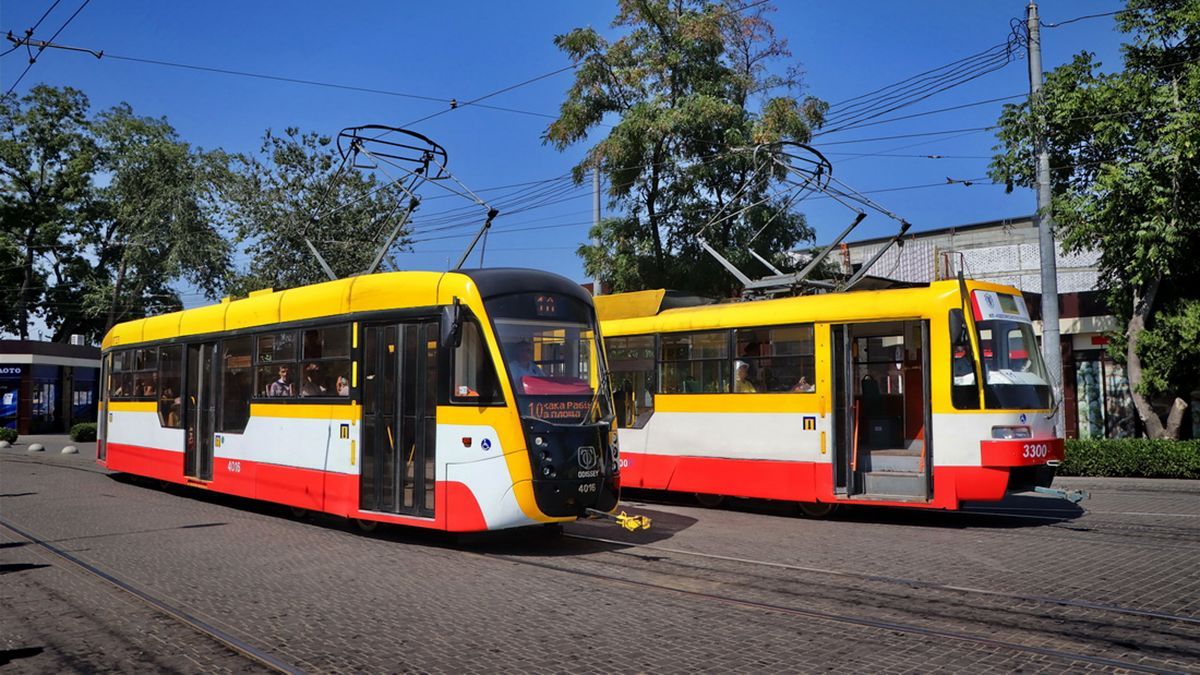 Чоловік врізався обличчям у трамвай в Одесі: не помітив Чоловік врізався обличчям у трамвай в Одесі: не помітив