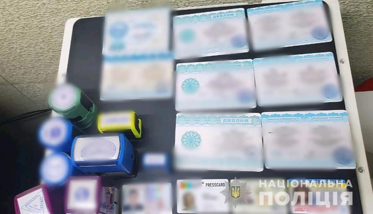 Видавали фальшиві дипломи про освіту: на Хмельниччині викрили друкарню Видавали фальшиві дипломи про освіту: на Хмельниччині викрили друкарню