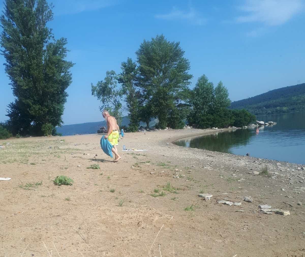 Німець приїхав на Буковину й щоранку збирає сміття на Дністрі Німець приїхав на Буковину й щоранку збирає сміття на Дністрі