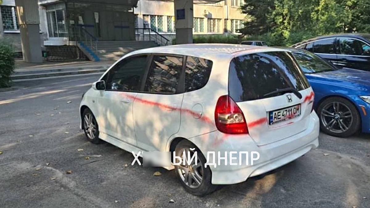 Пофарбували припарковані авто на Перемозі в Дніпрі: фото Пофарбували припарковані авто на Перемозі в Дніпрі: фото