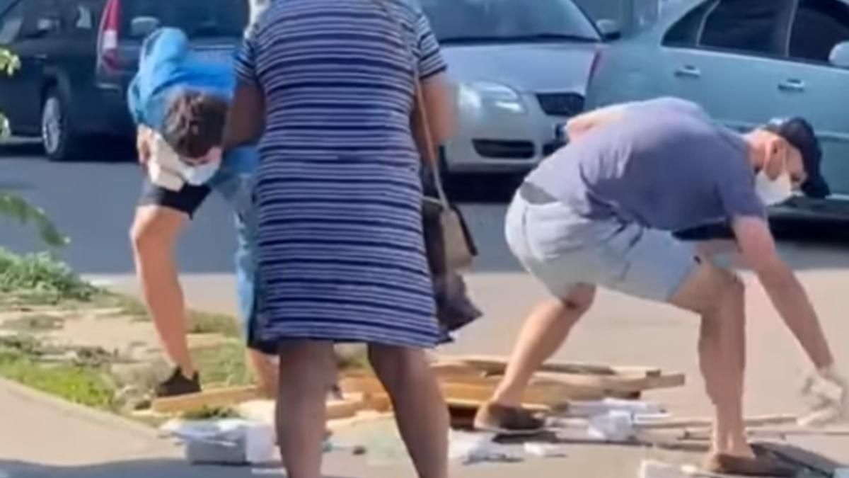 В Киеве неизвестные разбили точки с контрабандными сигаретами В Киеве неизвестные разбили точки с контрабандными сигаретами