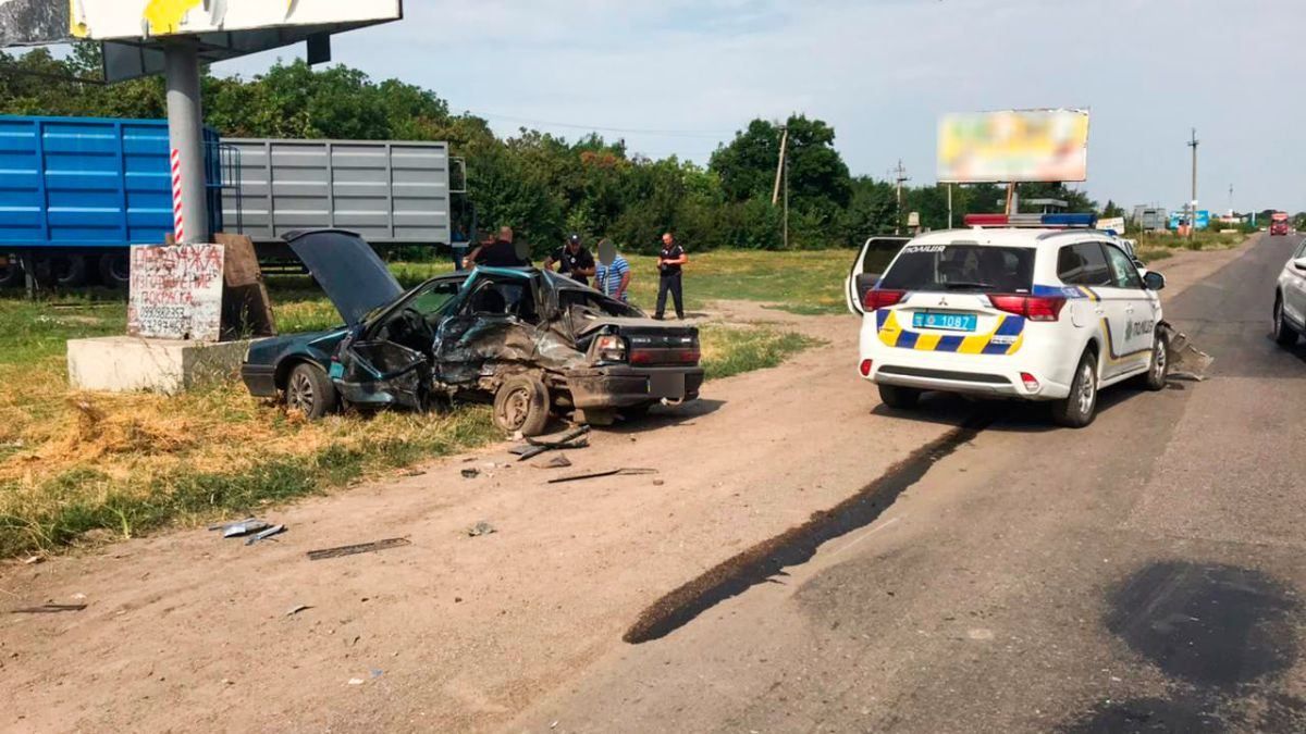 Авто розім'яло: на Миколаївщині в ДТП втрапила машина поліції