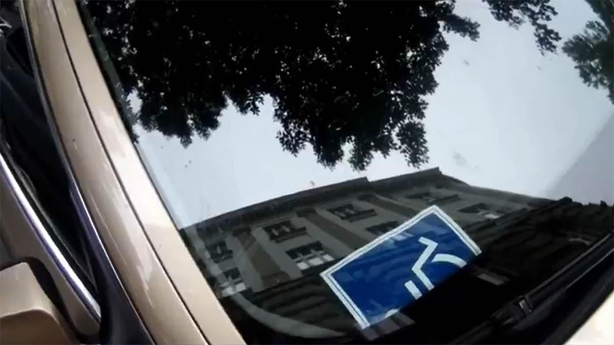 Места для водителей с инвалидностью: отель раздавал клиентам наклейки Места для водителей с инвалидностью: отель раздавал клиентам наклейки