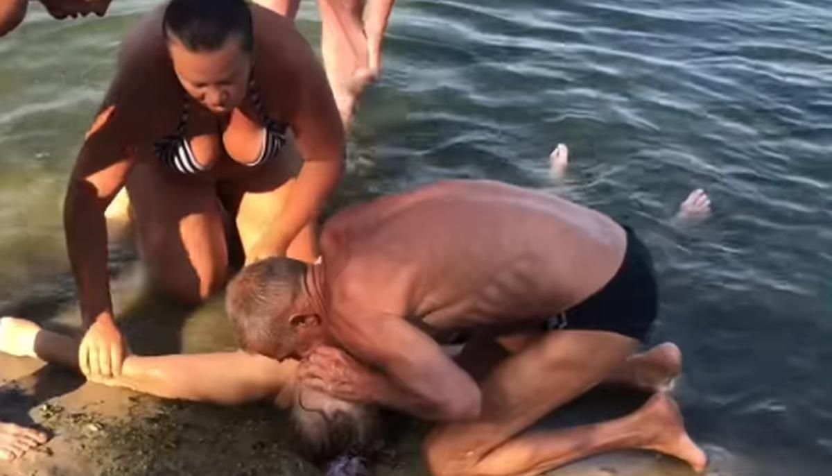 В Смеле пенсионерка потеряла сознание из-за инсульта во время купания
